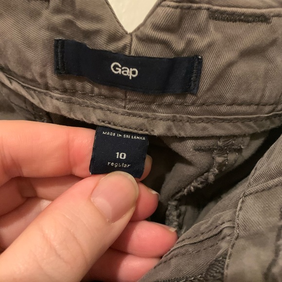 GAP khaki capris size 10 - Picture 3 of 3